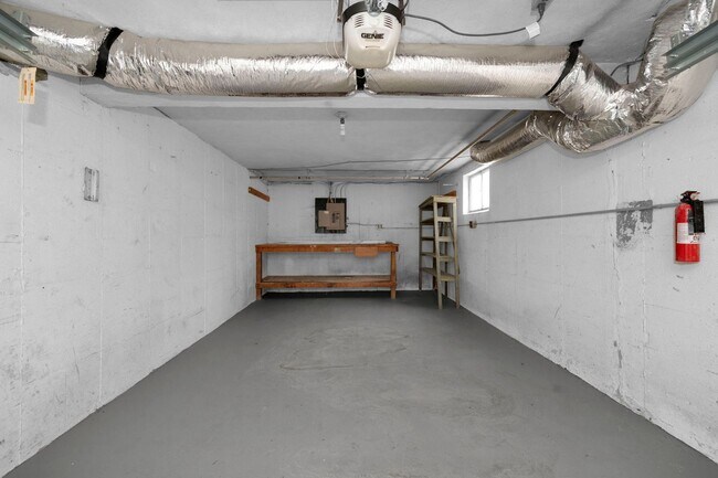 Building Photo - Green Twp- Cozy 2 Bed 1 Bath