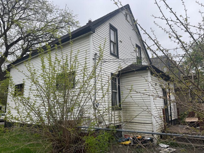 Building Photo - 376 Highland St