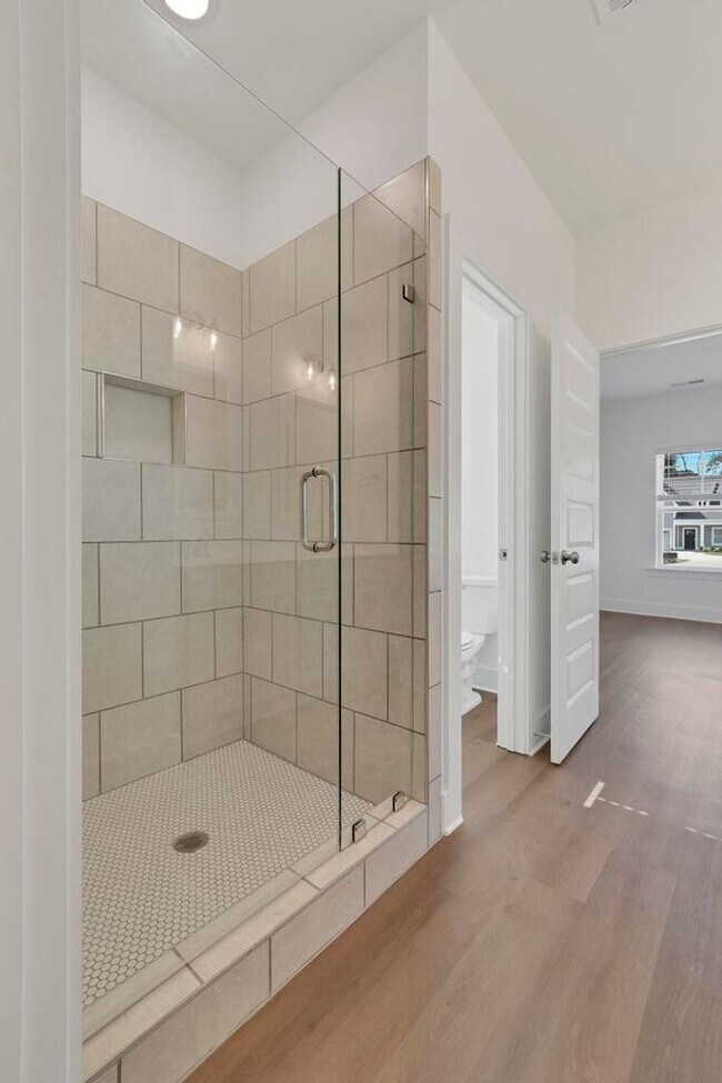 Building Photo - Spacious 3 Bedroom House with Primary Suite on Main Level