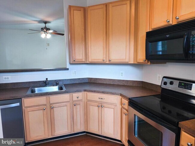 Building Photo - 42492 Mayflower Terrace