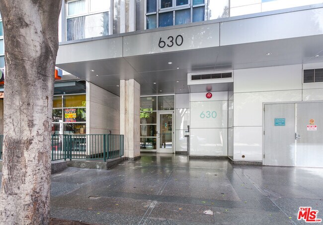 Building Photo - 630 W 6th St