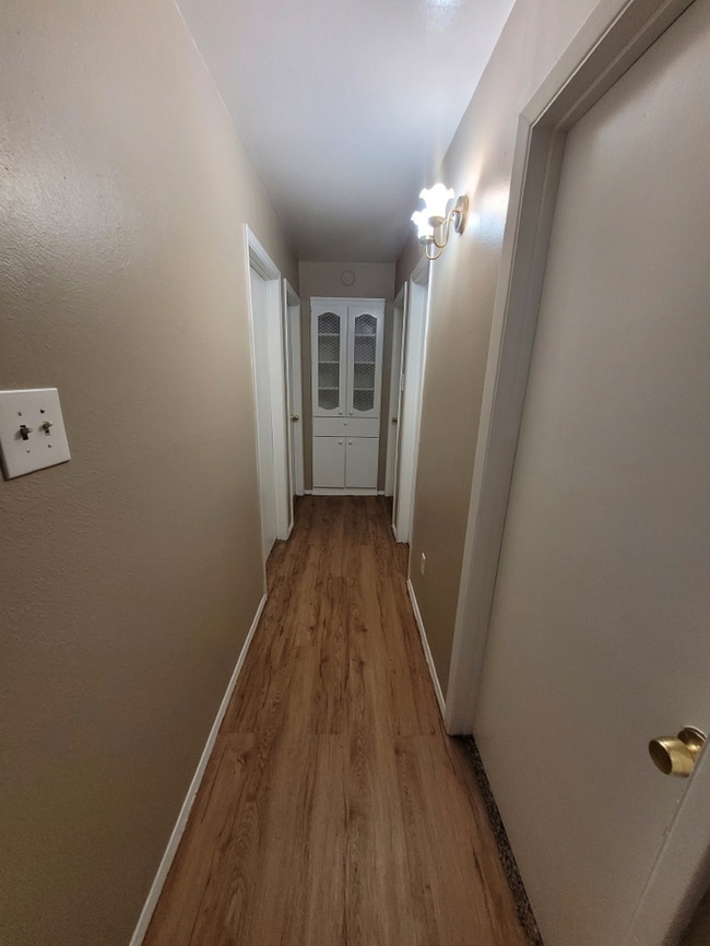 Building Photo - 4 bed 1.5 bath move in ready