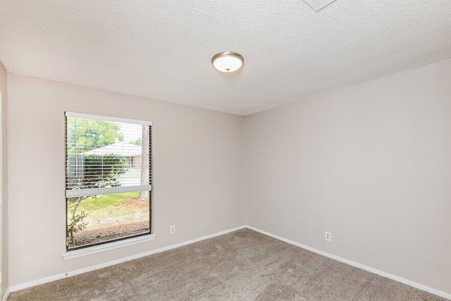 Building Photo - 3621 Willowbrook Dr