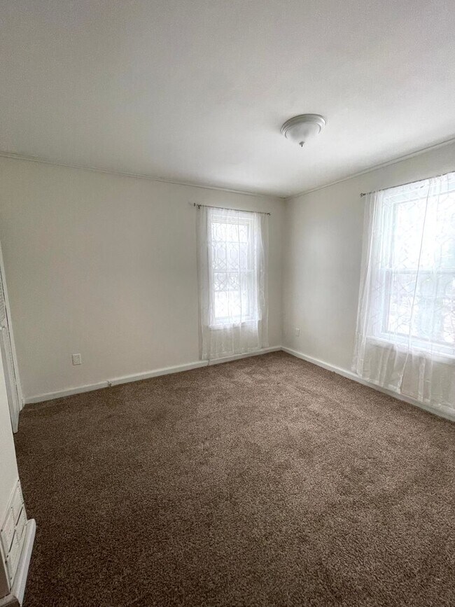 Building Photo - 300 Milburn Dr