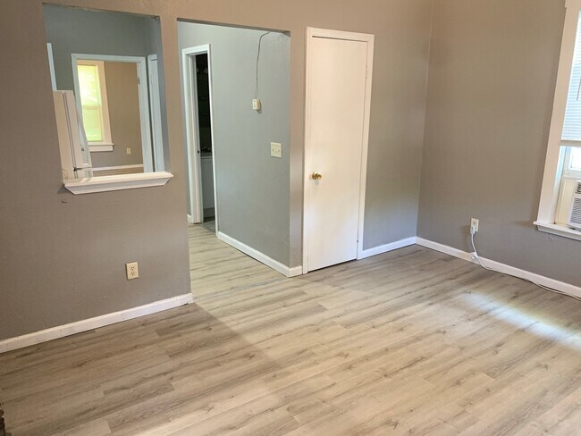 Building Photo - 624 E Division St