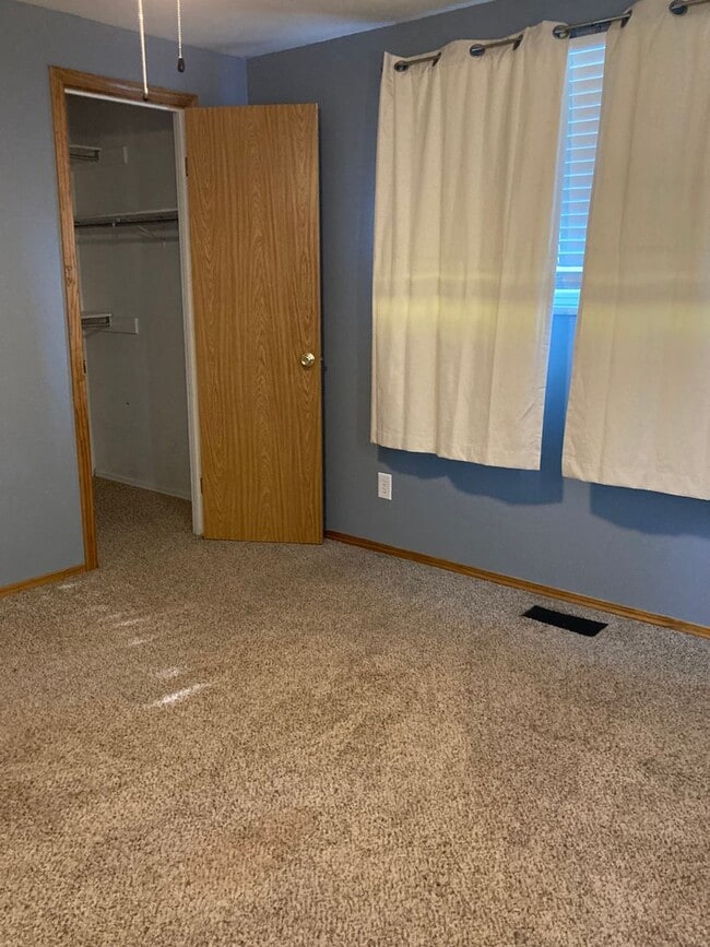 Building Photo - 3 Bedroom, 1 Bath Ranch Home w/Attached 1 ...