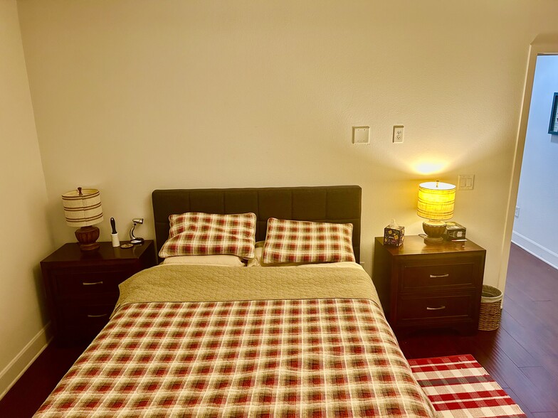 Building Photo - 300 E 4th St