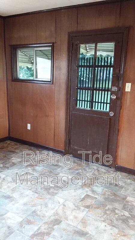 Building Photo - 1636 8th Ct W