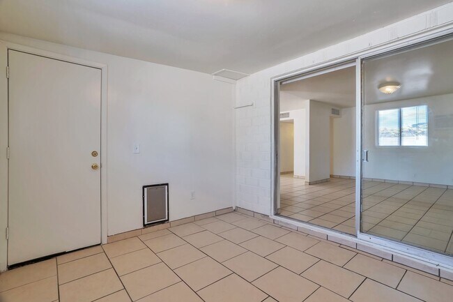 Building Photo - Spacious 3-bedroom, 3-bathroom home with an attached casita located in Scottsdale, AZ