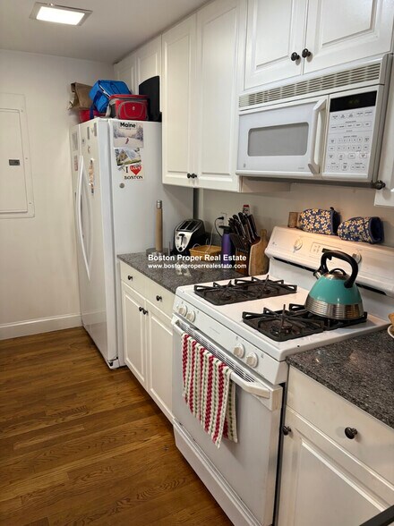 Building Photo - 331 Beacon St