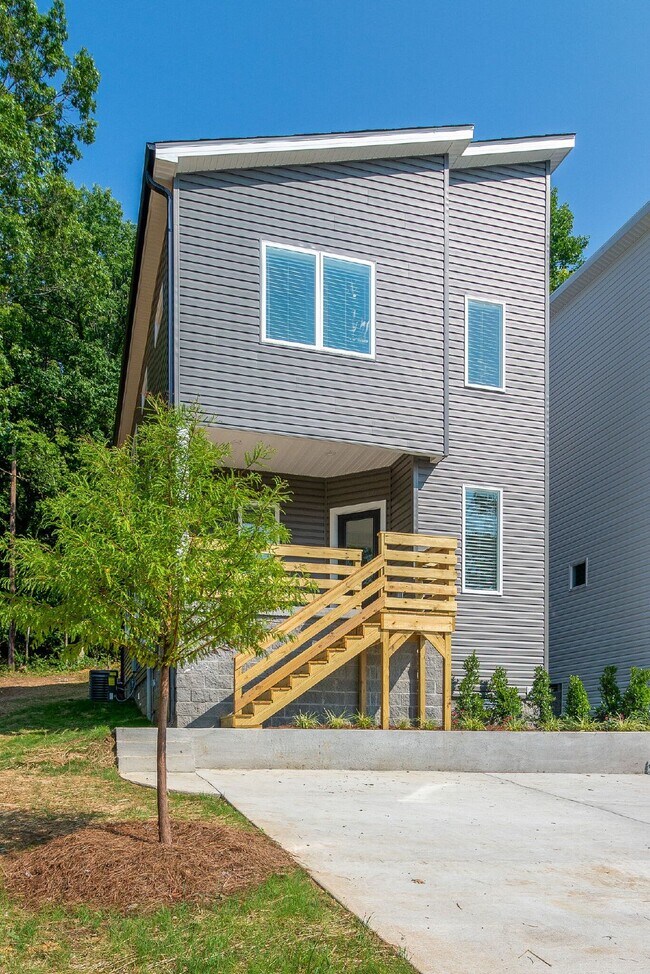 Building Photo - Amazing 3 bed 2.5 w/fenced yard. 10 min fr...