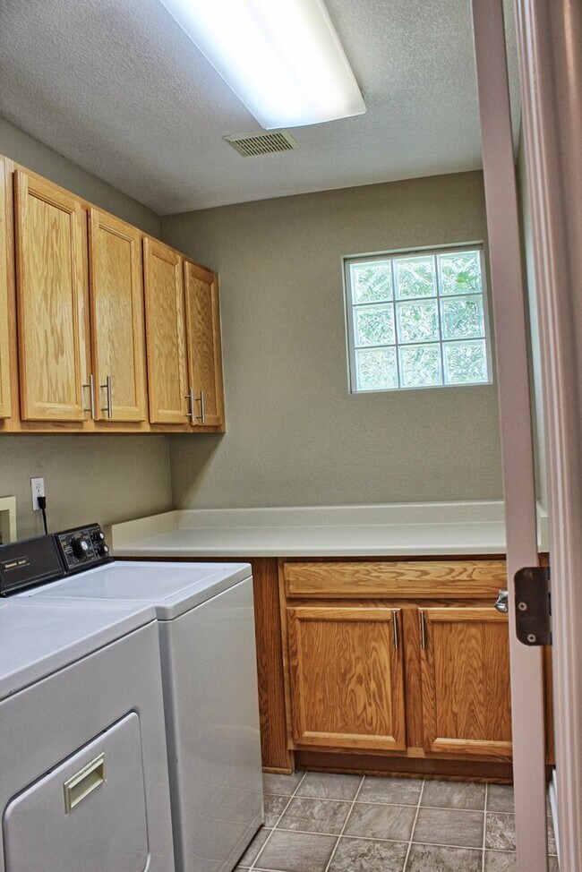 Building Photo - 4 bed 2.5 bath home in the Meadows