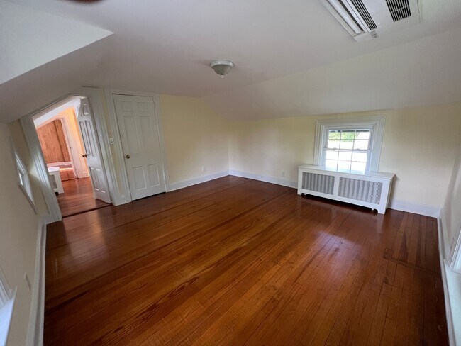 Building Photo - 23 Pinetree Ln