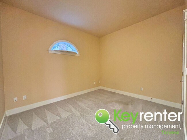 Building Photo - Luxury 2-Bed Condo in Tacoma, No Neighbors...