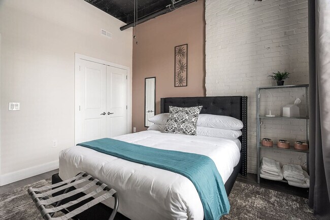 Building Photo - 212 W Roberts Ave