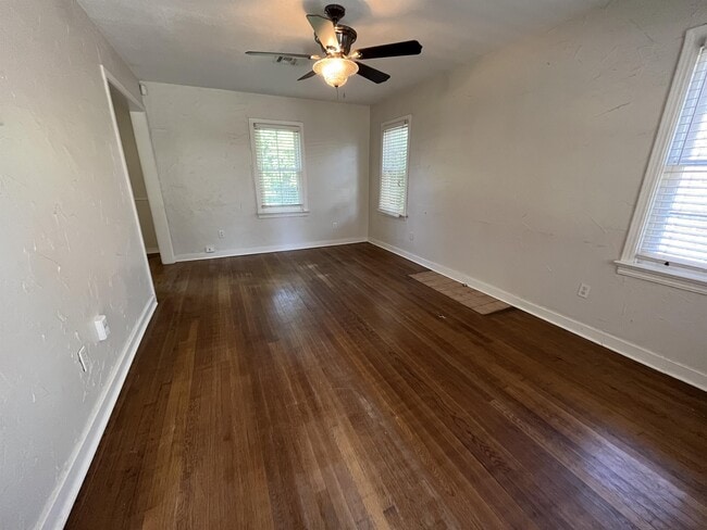 Building Photo - 423 E 6th St