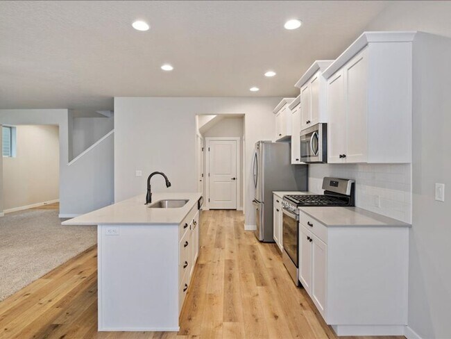 Building Photo - Free September Rent!  Beautiful Newer 4 Bed, 3 Bath located in the heart of Meridian - available ...