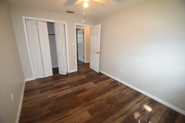 Building Photo - 3BR/1.5BA two story Townhouse