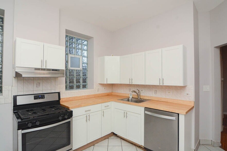 Building Photo - 2216 W Belmont Ave