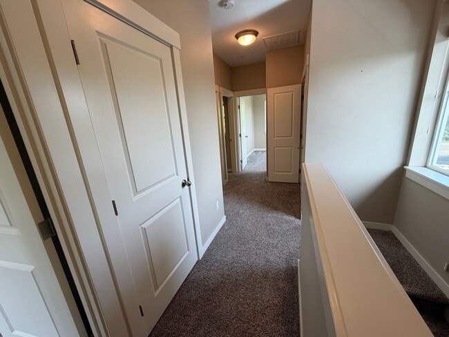 Building Photo - Charming 3-Bed, 2.5-Bath Townhouse – With Water/Sewer/Trash Included, and Prime Location!