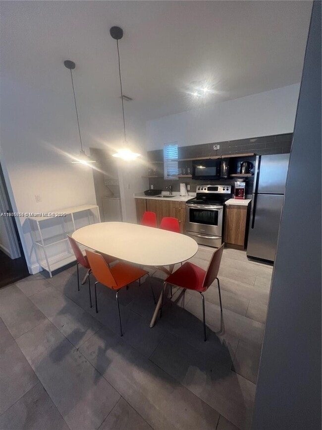 Building Photo - 920 SW 9th St