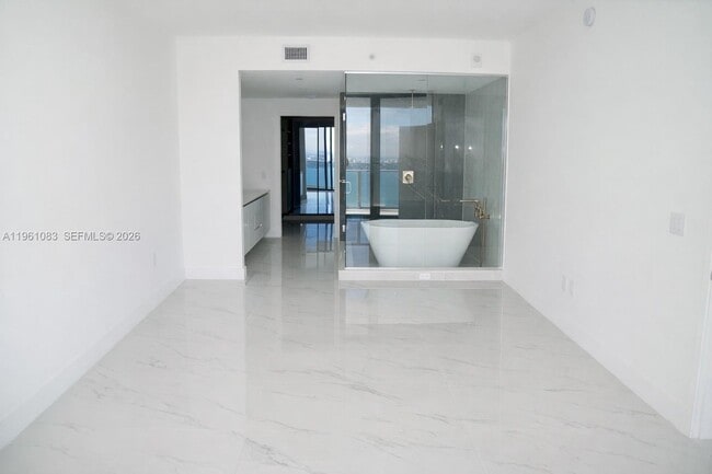 Building Photo - 700 NE 24th St