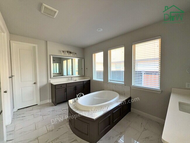 Building Photo - 4BR/3BA, 3,220 Sq Ft - Island Kitchen, Large Fenced Yard, Covered Patio