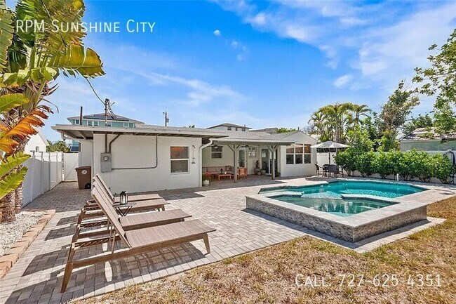 Building Photo - 14024 N Bayshore Dr