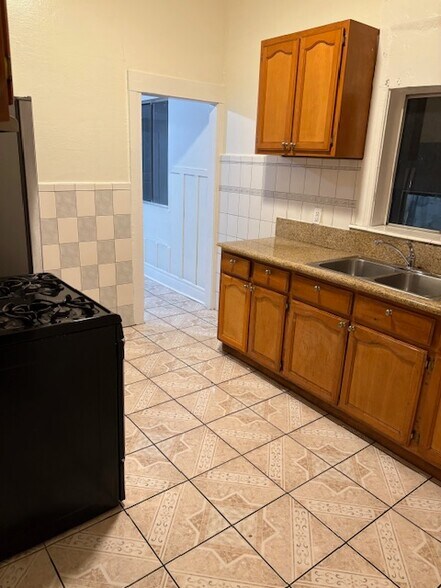 Kitchen - 1819 S Normandie Ave