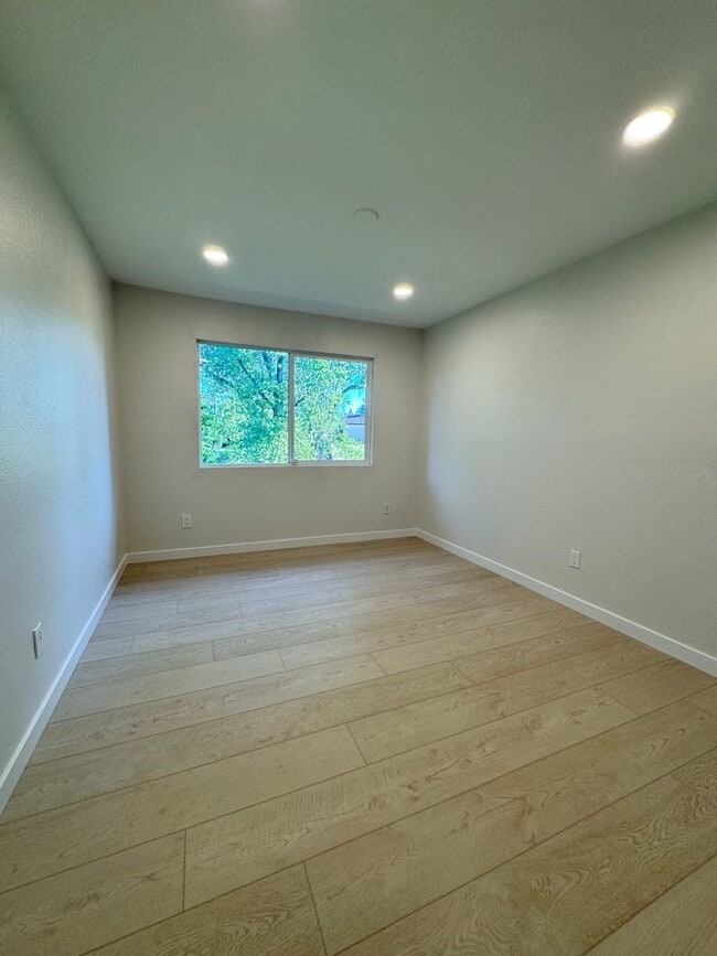 Building Photo - MOVE IN SPECIAL - $250 off First Month's Rent!