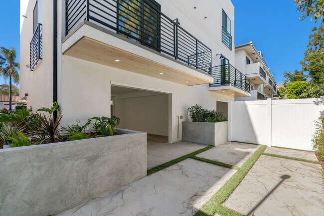 Building Photo - 15330 Weddington St