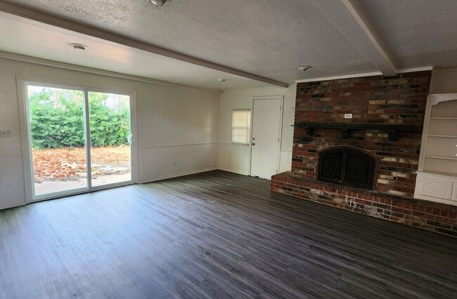 Building Photo - 5 bedroom 2.5 bath - Accepting Housing Vouchers