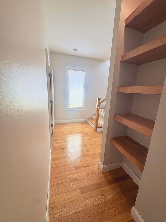 Building Photo - Luxury long term rental in the Heart of Br...