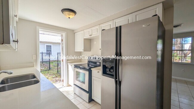 Building Photo - Cute 2 Bedroom/1 Bath Duplex Near Downtown Sarasota