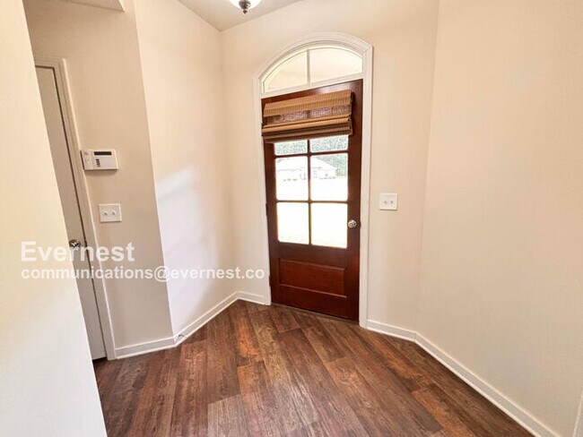 Building Photo - Beautiful 3-Bedroom Home with Modern Ameni...