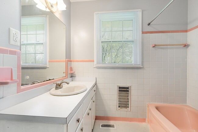 Building Photo - Classic Mid-Century Ranch Charlotte Park Available!