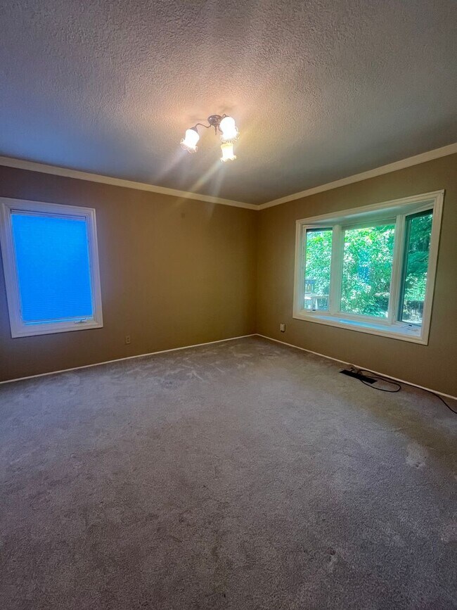 Building Photo - 3- Bedroom 2.5-Bathroom Gardening paradise...