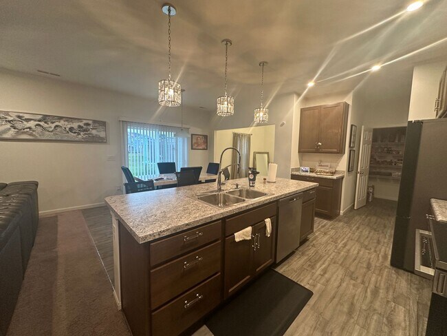 Building Photo - Available NOW - 5 bedroom, 3 full bathroom house - $3,300/month