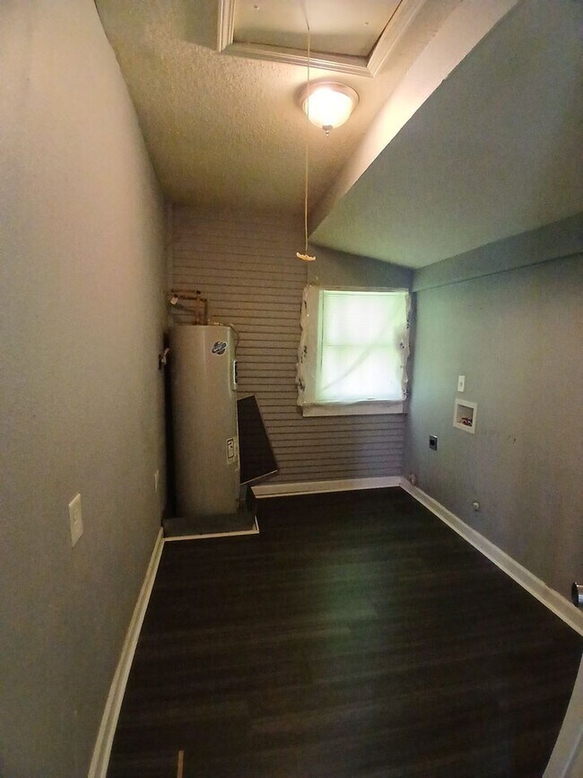 Building Photo - Newly Renovated 3 bedroom 1 bath Home - Op...