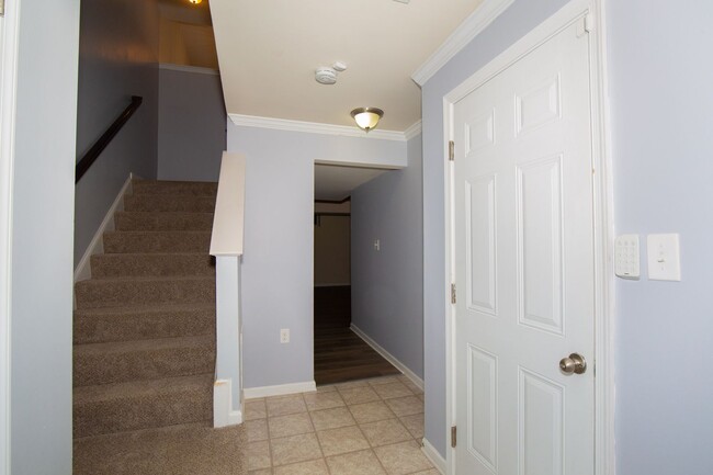 Building Photo - 3 bed, 2full/2 half bath Townhome in Marti...