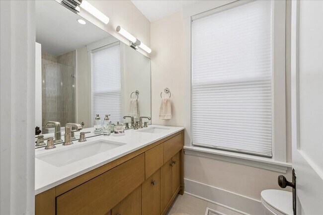 Building Photo - 4912 N Winchester Ave