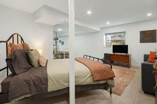 Building Photo - Longview Road