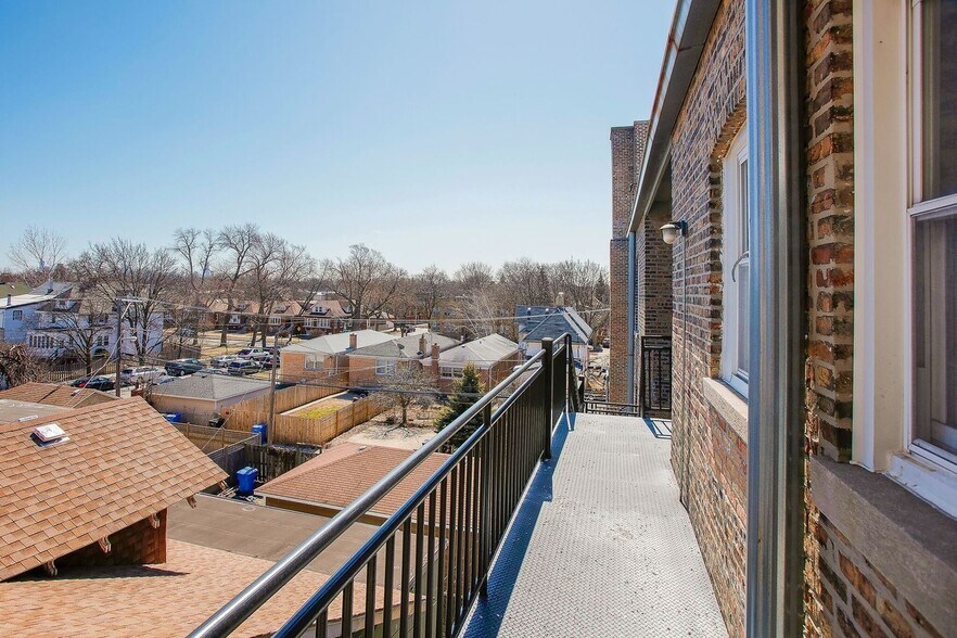 Building Photo - 3911 W Addison St