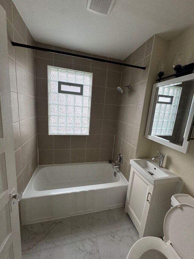 Building Photo - 4 Bed/ 1 Bath Home!! Bedroom Rentals for Students 9-10 Month Lease
