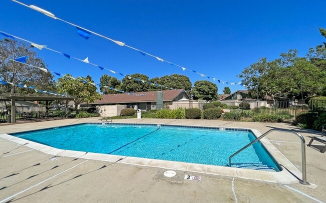 Building Photo - Stunning Saltillo Tiled Single Story Condo in Oceanside!
