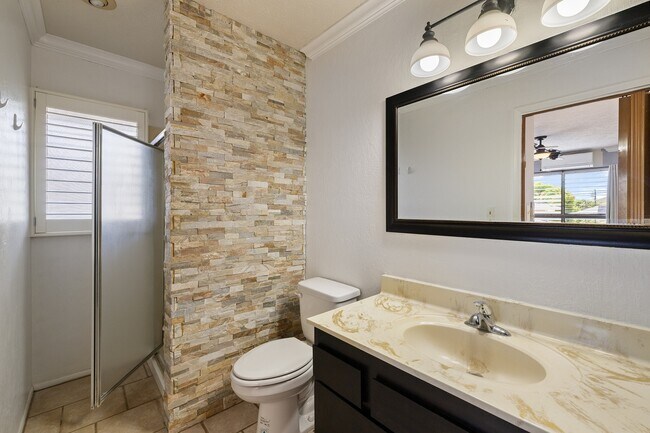 Building Photo - 3-bedroom, 2-bath single-family home with a covered porch and parking. Ideally located near Diamo...