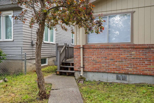 Building Photo - Updated Turnkey 2 Bed 1-bathroom spacious ...