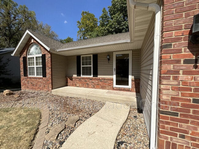 Building Photo - 1545 Fairoaks Dr