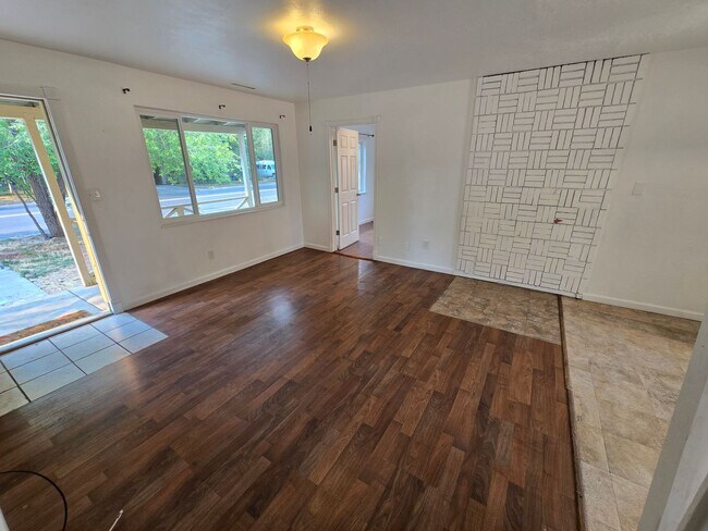 Building Photo - West-Flagstaff 4bd/2ba House Near NAU & CCC -Students & Pets OK!! Avail. July 10th!