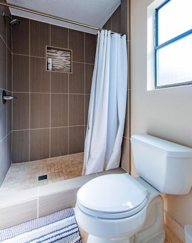 Building Photo - Three Bedroom Two Bath NE Heights